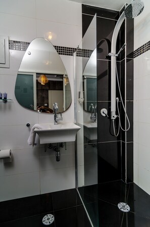 City Double Room | Bathroom - Ness Hotel (Tel Aviv)