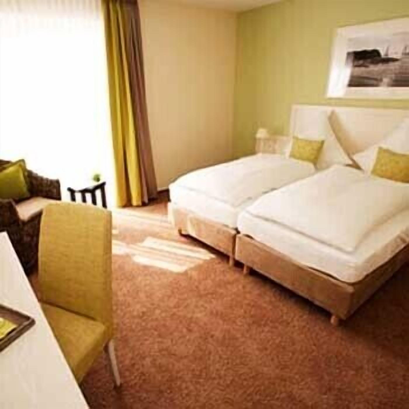 hypo-allergenic bedding, desk, iron/ironing board, cots/infant beds