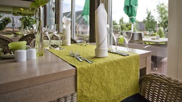 Breakfast and dinner served, alfresco dining