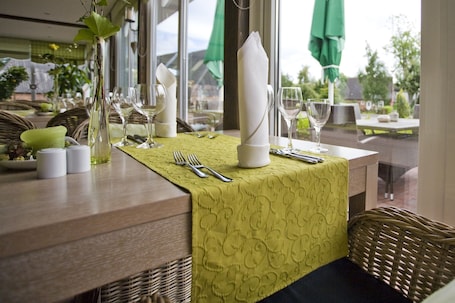 Se sirven desayunos y cenas, restaurante con mesas al aire libre