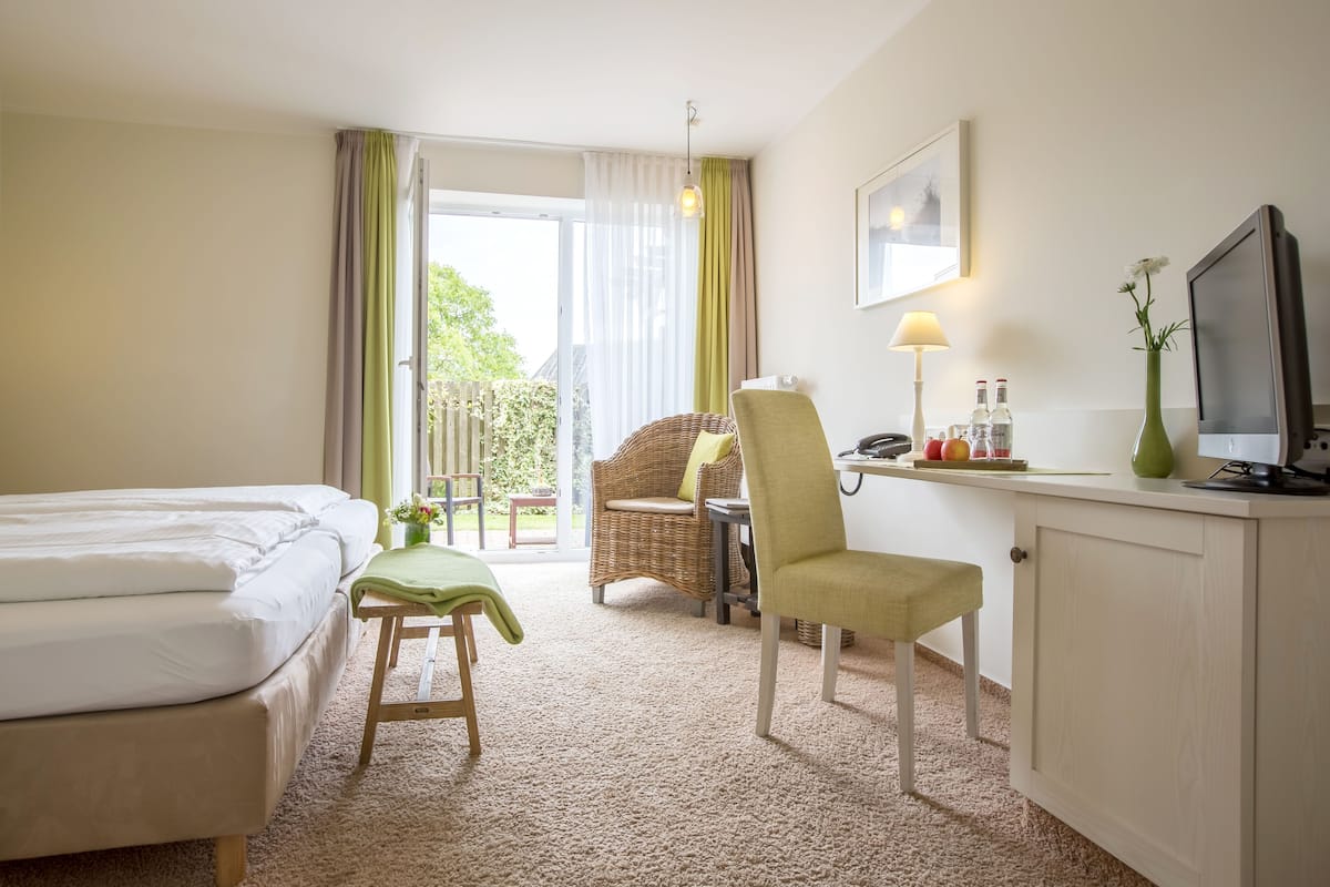 standard room | hypo-allergenic bedding, desk, iron/ironing board, cots/infant beds