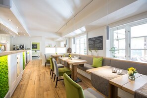 Breakfast and dinner served, al fresco dining 