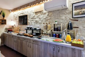 Un bufé de desayuno con diversas opciones de comida, un menú y electrodomésticos de cocina.