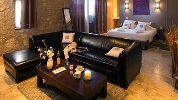 Habitación familiar | Ropa de cama de alta calidad, decoración personalizada y escritorio