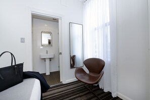 Suihku, ilmaiset hygieniatuotteet, hiustenkuivaaja, pyyhkeet