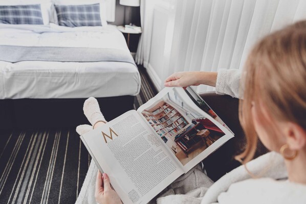 高級寢具、書桌、筆電工作空間、遮光布/窗簾