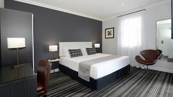 Peralatan tempat tidur premium, meja, ruang kerja komputer riba