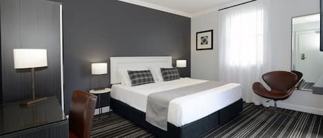 Roupas de cama premium, escrivaninha, espaço de trabalho para notebook