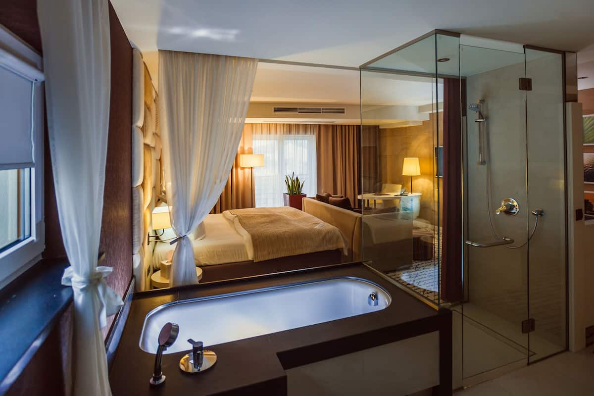 deluxe double or twin room | bathroom | free toiletries, hair dryer, bathrobes, slippers