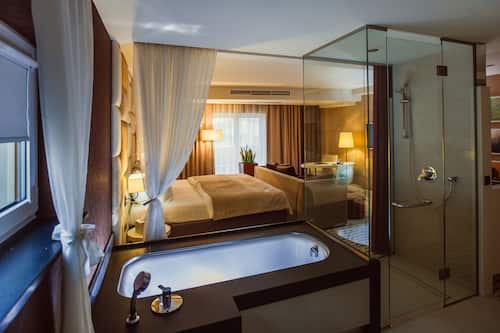 Habitación Deluxe con 1 cama matrimonial o 2 individuales | Baño | Amenidades de baño gratuitas, secadora de cabello, batas, pantuflas