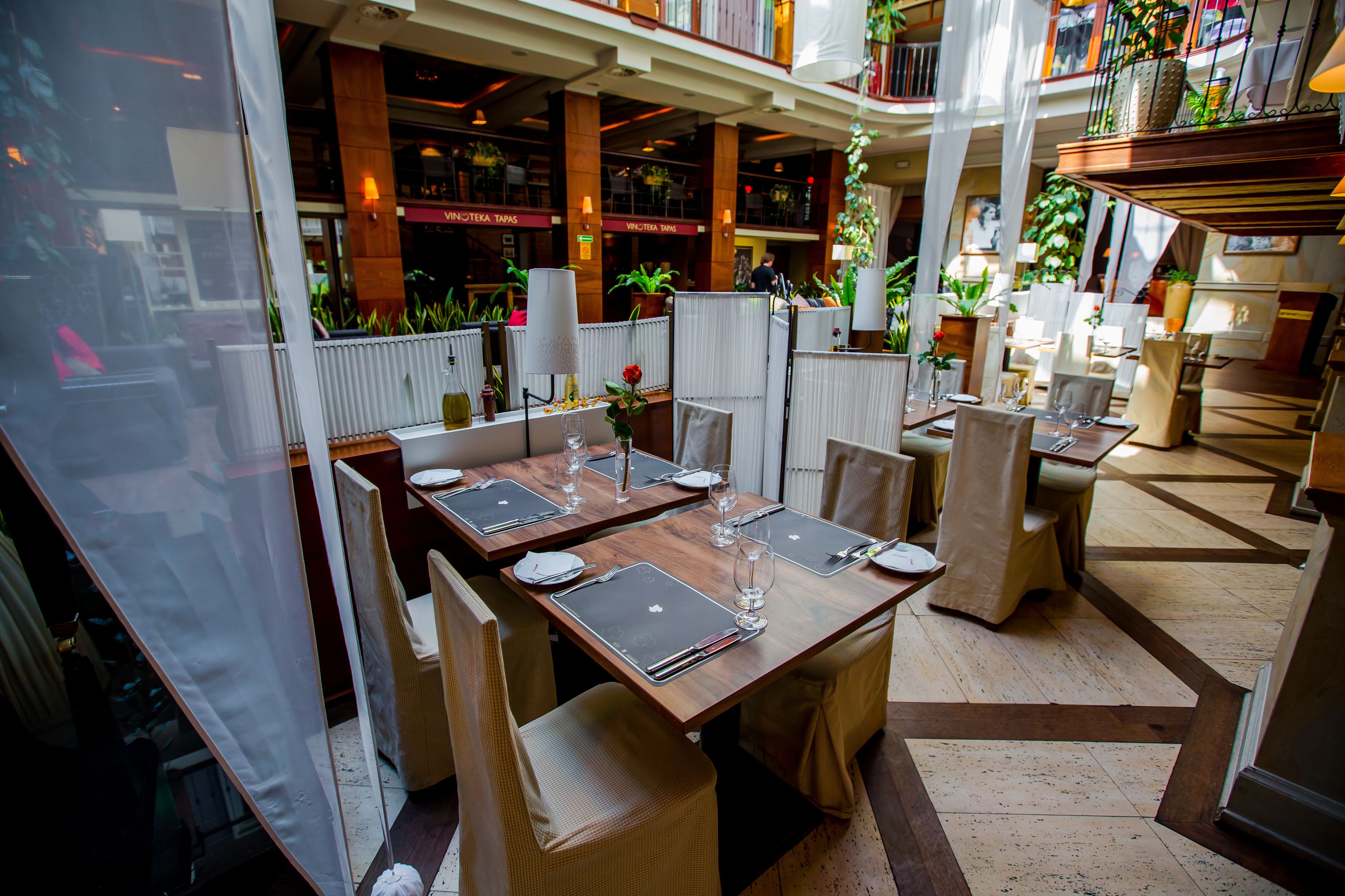 Daily buffet breakfast (PLN 65 per person)