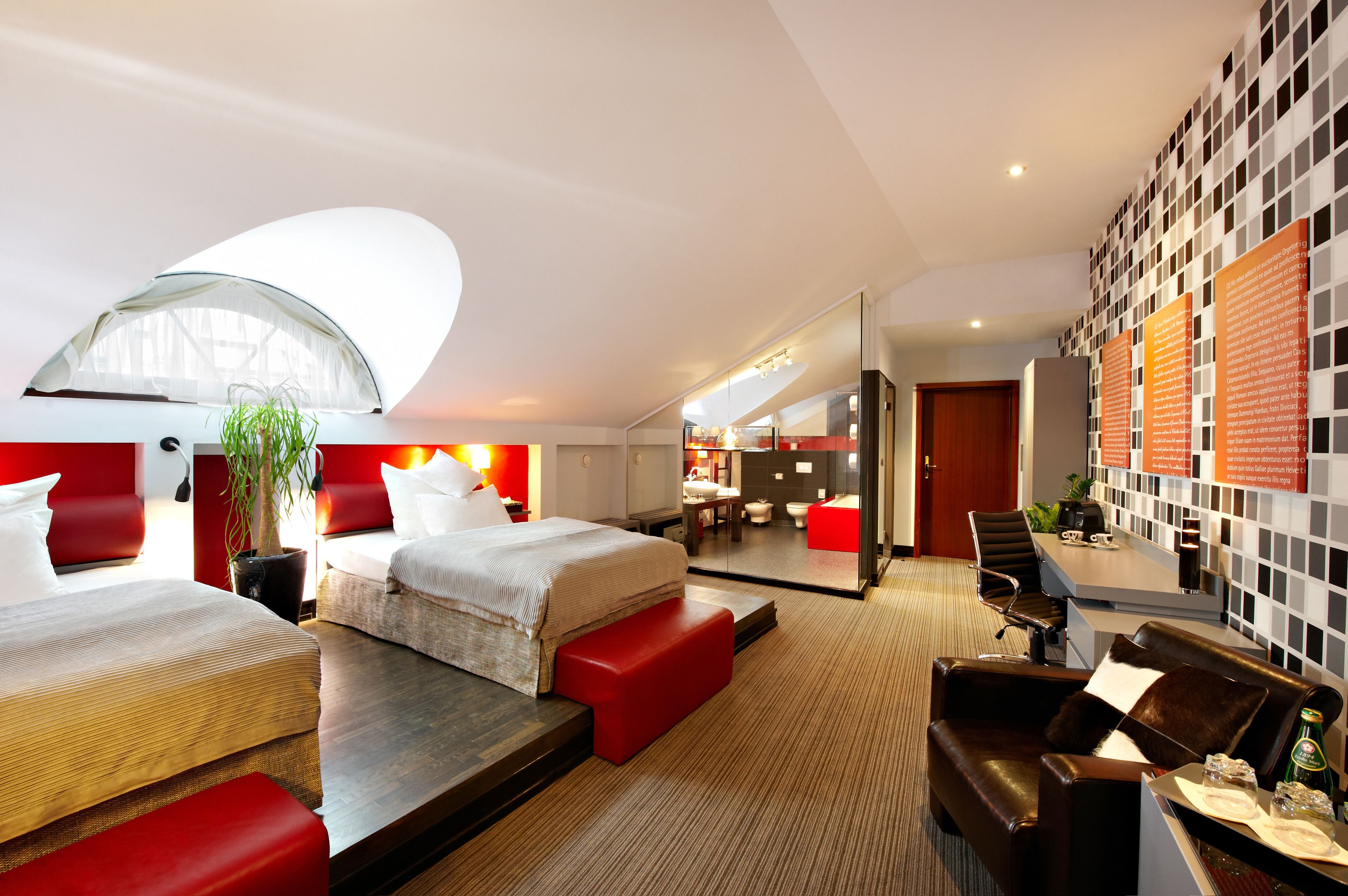 deluxe double or twin room | minibar, in-room safe, individually decorated, individually furnished