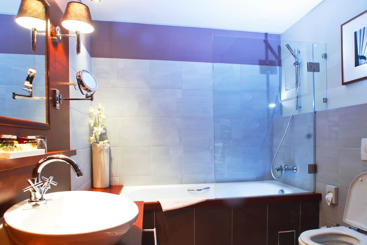 deluxe single room | bathroom | free toiletries, hair dryer, bathrobes, slippers