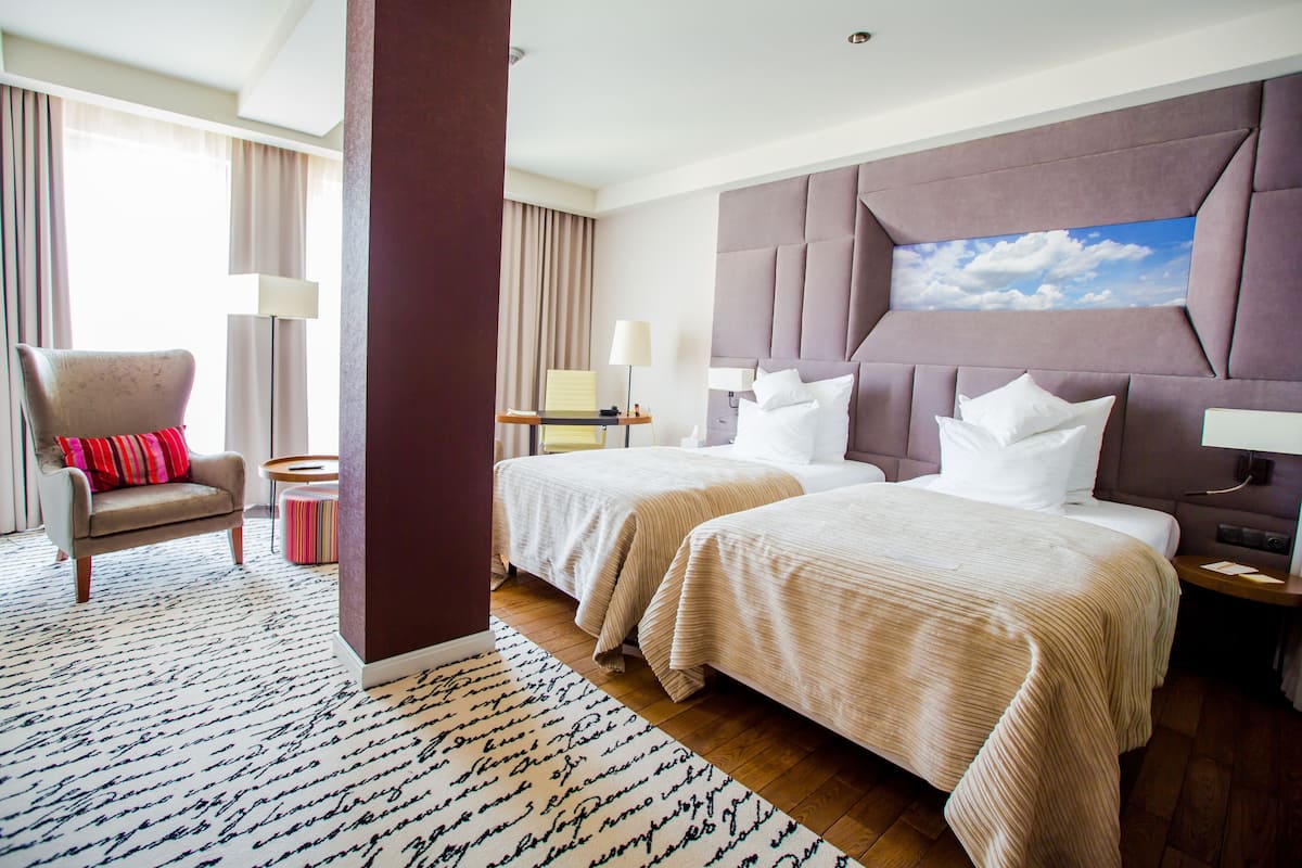 Standard Double or Twin Room | Bar mini, peti besi dalam bilik, meja, ruang kerja komputer riba