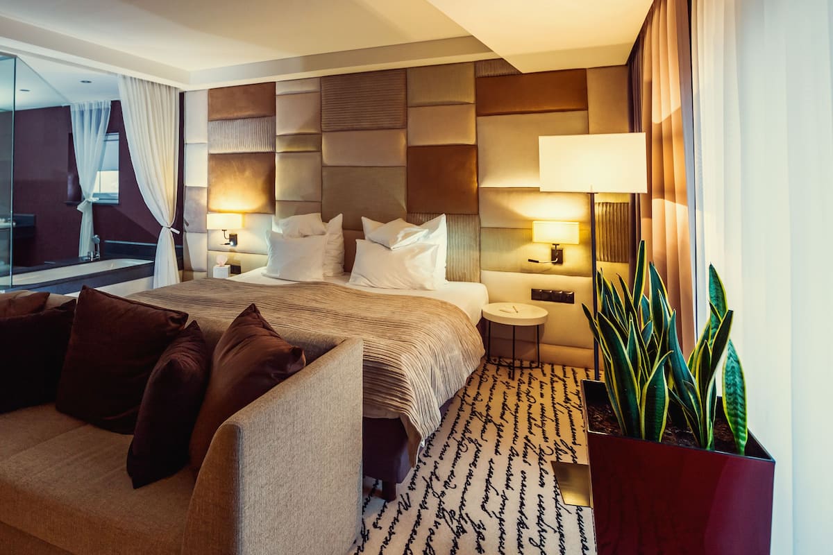 Deluxe Double or Twin Room | Bar mini, peti besi dalam bilik, meja, ruang kerja komputer riba