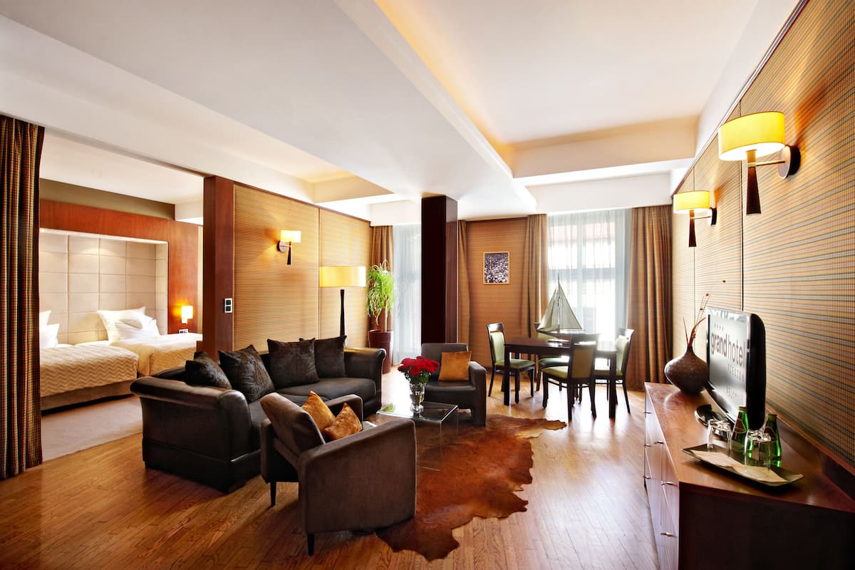 Suite | Bar mini, peti besi dalam bilik, meja, ruang kerja komputer riba