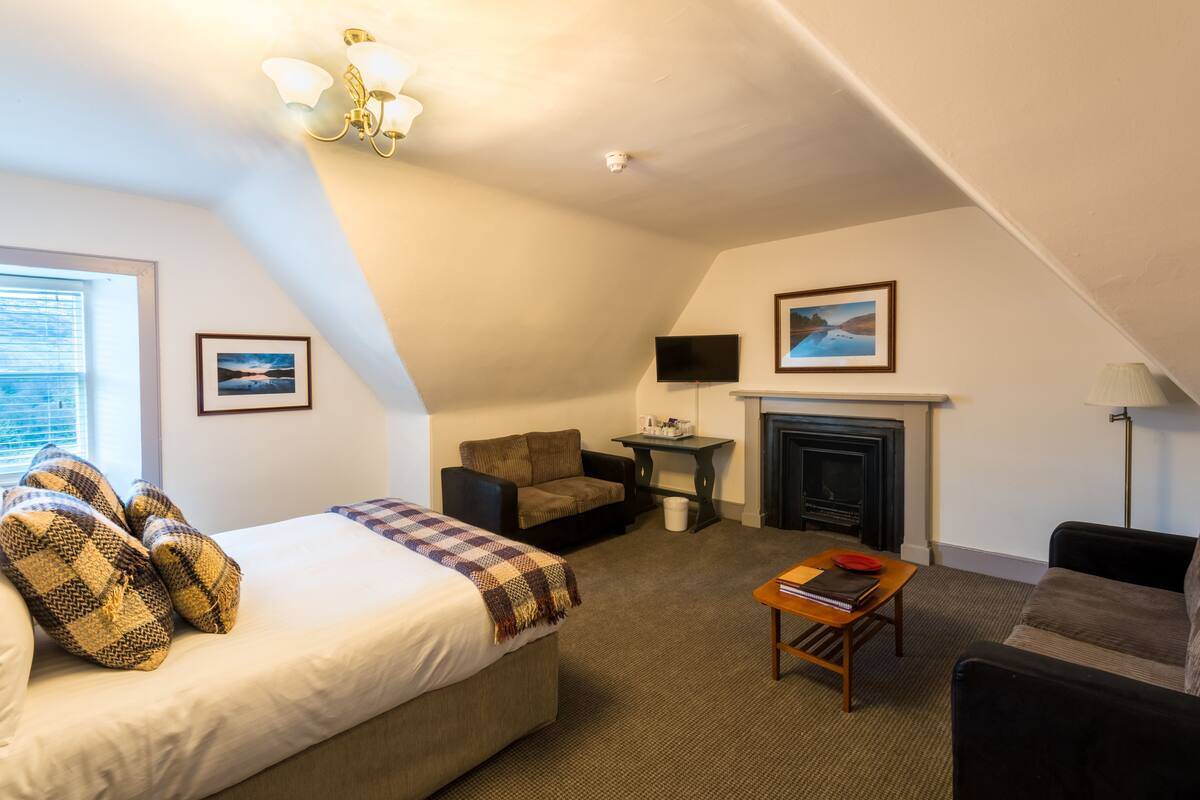 large family room | egyptian cotton sheets, premium bedding, pillow-top beds