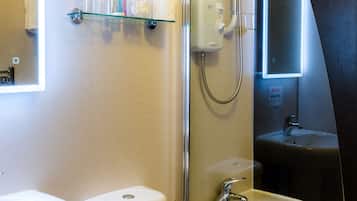 Un baño con inodoro, lavabo y bañera.