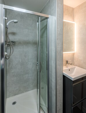 Family Room | Bathroom | Shower, hair dryer, towels - The Inch Hotel (Fort Augustus)