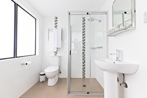 Douche, articles de toilette gratuits, sèche-cheveux