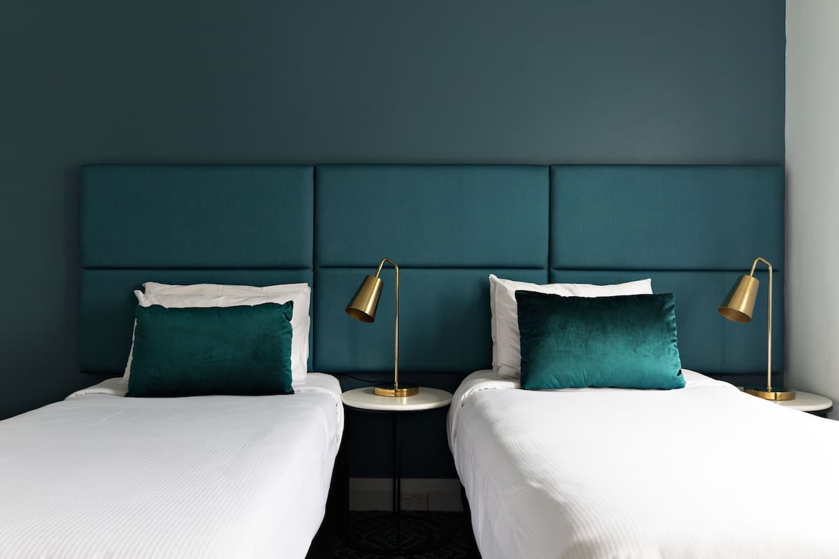 Twin / King Room | 1 kamar tidur, seprai premium, meja kerja, dan ruang kerja ramah laptop