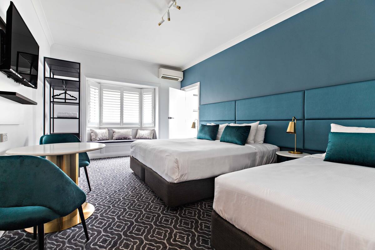 King Room - 3 | Bộ đồ giường cao cấp, bàn, khu vực làm việc phù hợp cho laptop 
