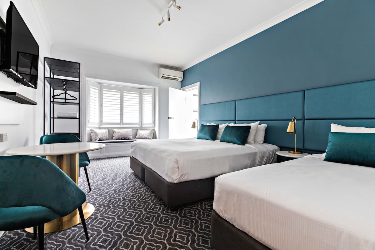 King Room - 3 | 1 kamar tidur, seprai premium, meja kerja, dan ruang kerja ramah laptop
