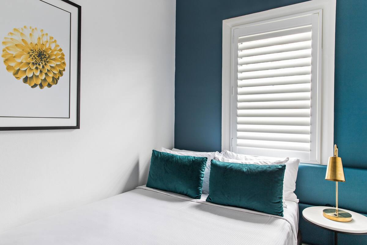 Small Double Room | Bộ đồ giường cao cấp, bàn, khu vực làm việc phù hợp cho laptop 