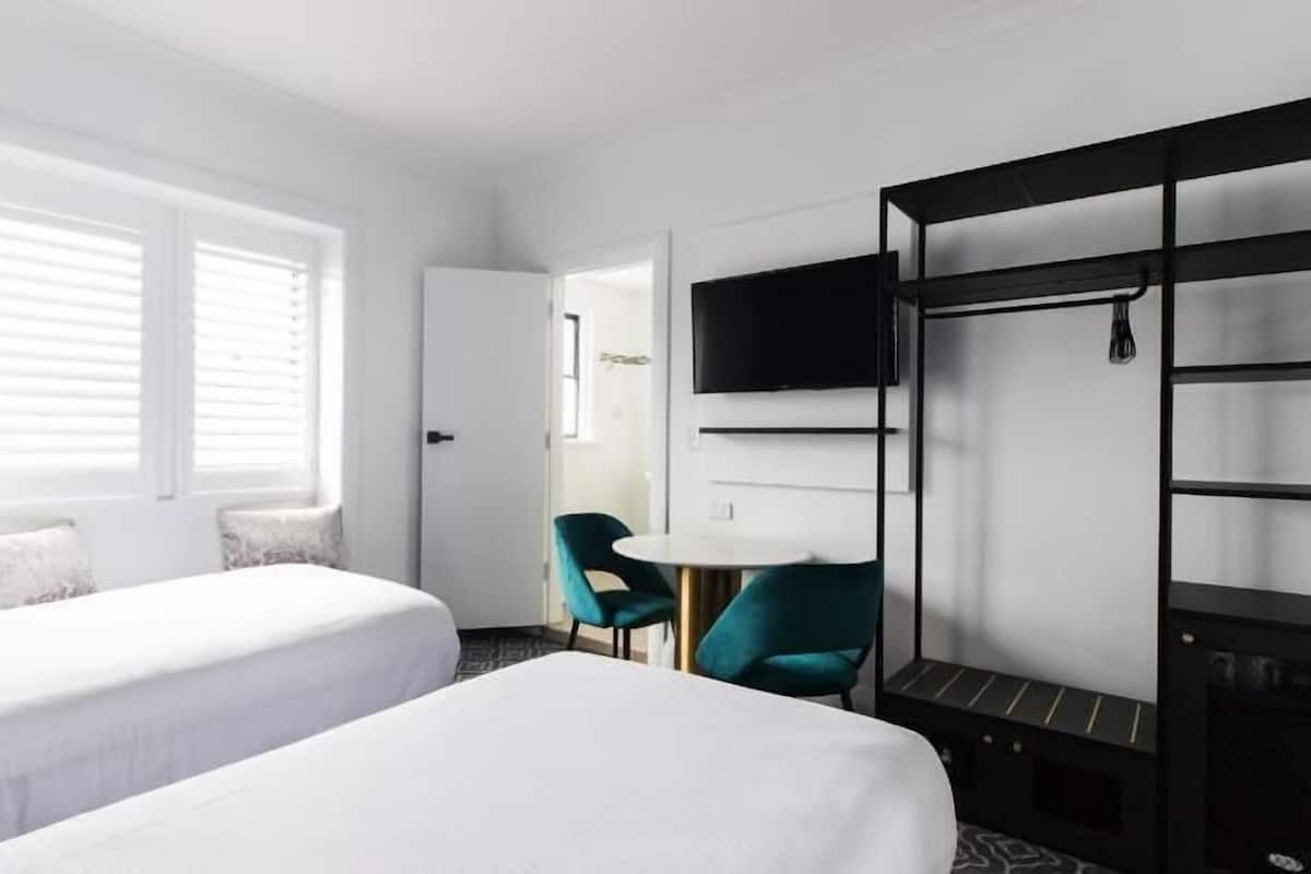 고급 침구, 책상, 노트북 작업 공간, 암막 커튼