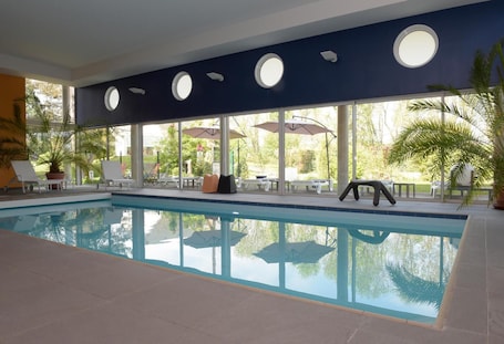 Indoor pool. Relais de Vincey