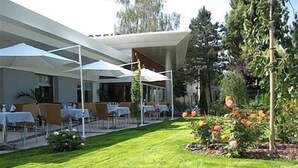 Outdoor dining - Relais de Vincey (Vincey)