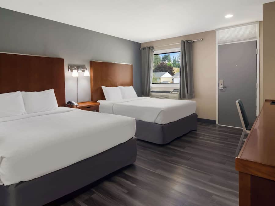 Room, Non Smoking (2 Queen Bed, 1 Twin, Family)