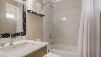 Combined shower/tub, rainfall showerhead, free toiletries, towels