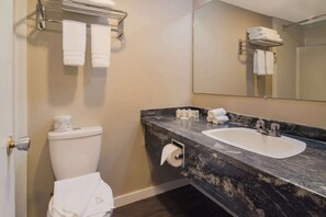 Chambre, 2 grands lits, non-fumeur | Salle de bain