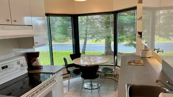 Leilighet, 2 soverom, kjøkken | Eget kjøkken | Kjøleskap, mikrobølgeovn, kokeplater og oppvaskmaskin