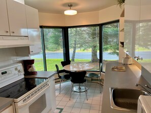 Refrigerador, microondas, placa de cocina, lavavajillas