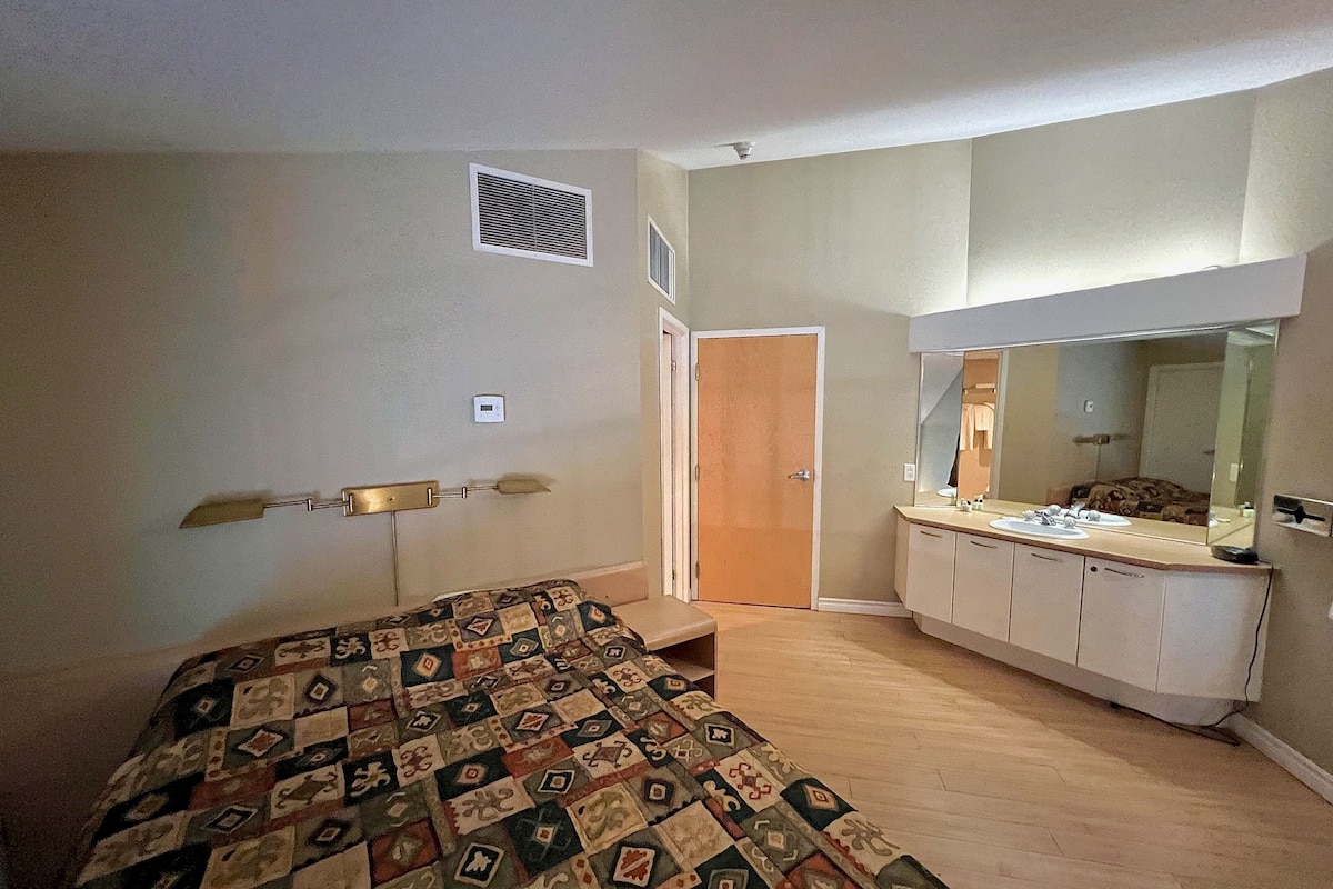 Deluxe Condo Mezzanine, Kitchen | Desk, iron/ironing board, free WiFi