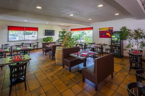 2 restaurants, lunch served