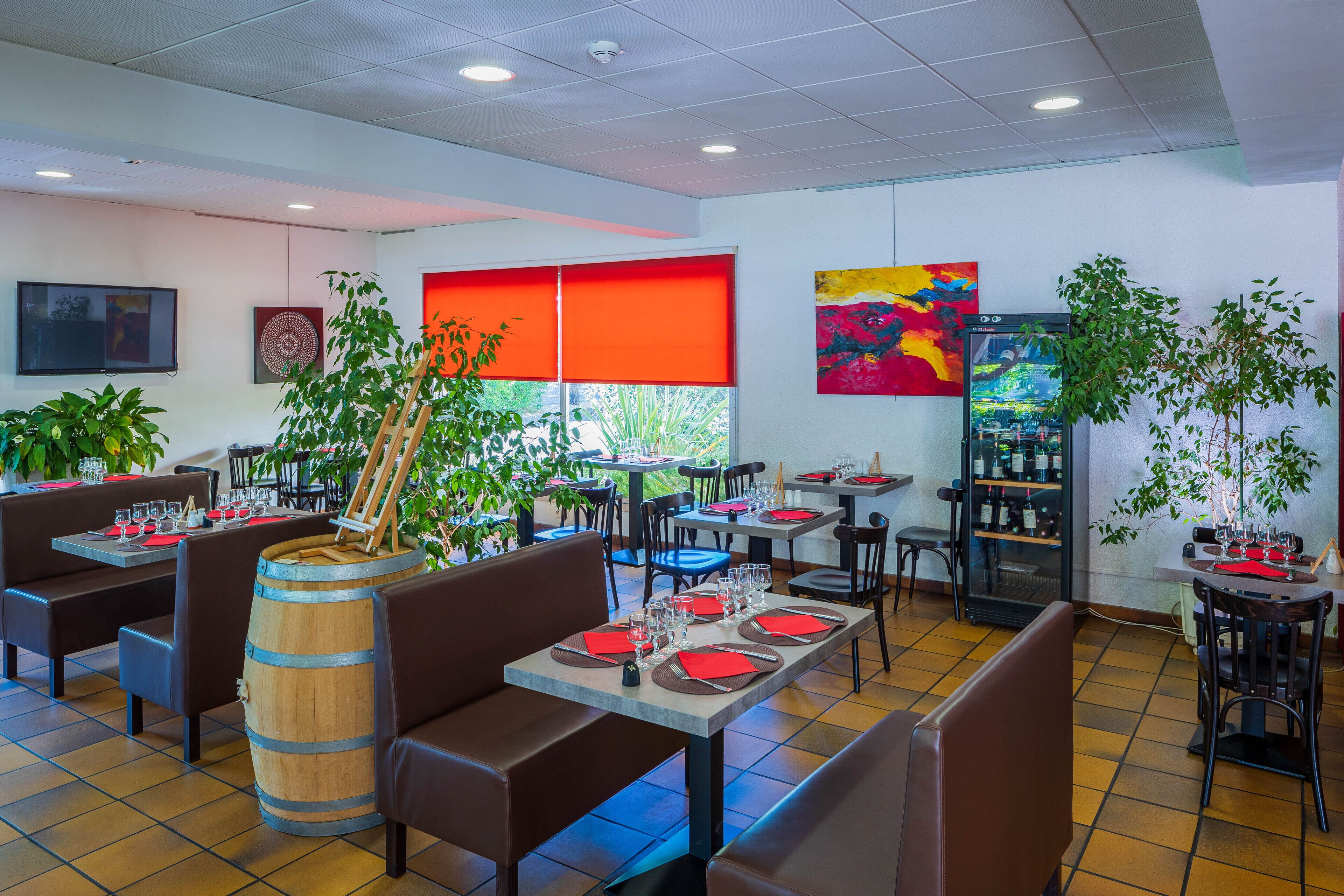 2 restaurants, lunch served