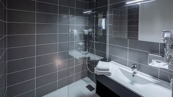 Superior Double Room | Bathroom | Free toiletries, hair dryer, towels