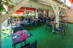 2 间餐厅，供应午餐