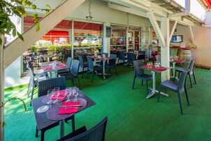 2 restaurants, lunch served