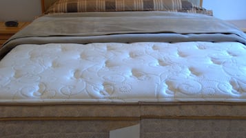 ルーム クイーンベッド 1 台 専用バスルーム | デスク、可動式ベッド、WiFi (無料)、ベッドシーツ