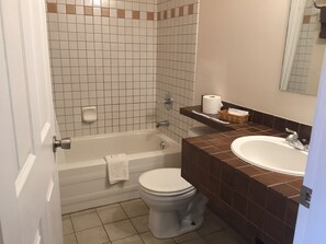 シャワー付き浴槽、バスアメニティ (無料)、ヘアドライヤー、タオル