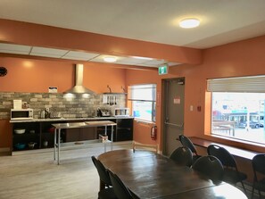 Kjøleskap, mikrobølgeovn på fellesområdet og kaffetrakter/tekoker