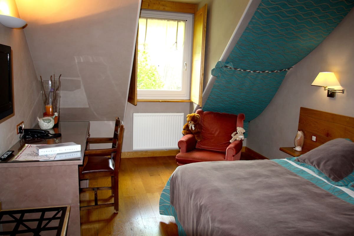 Eenpersoonskamer | Een kluis op de kamer, een bureau, geluiddichte muren, gratis wifi