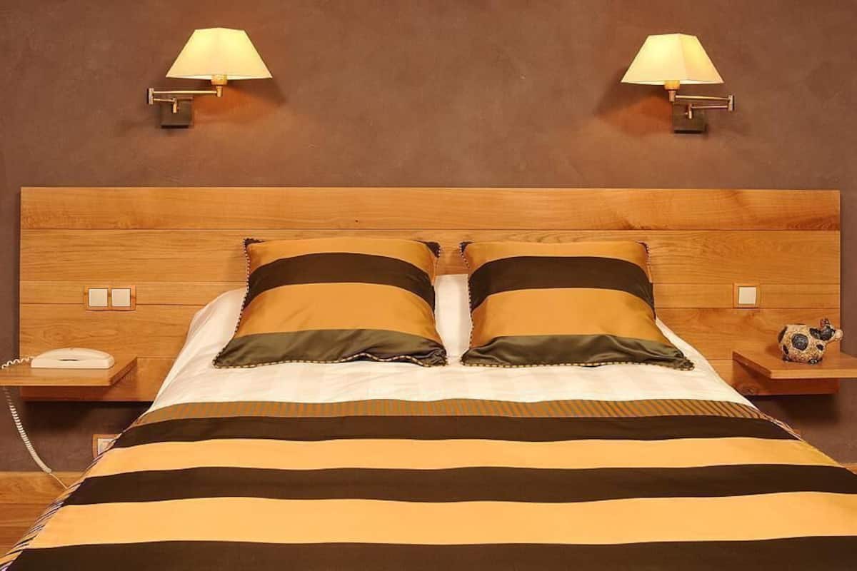 In-room safe, desk, soundproofing, free WiFi