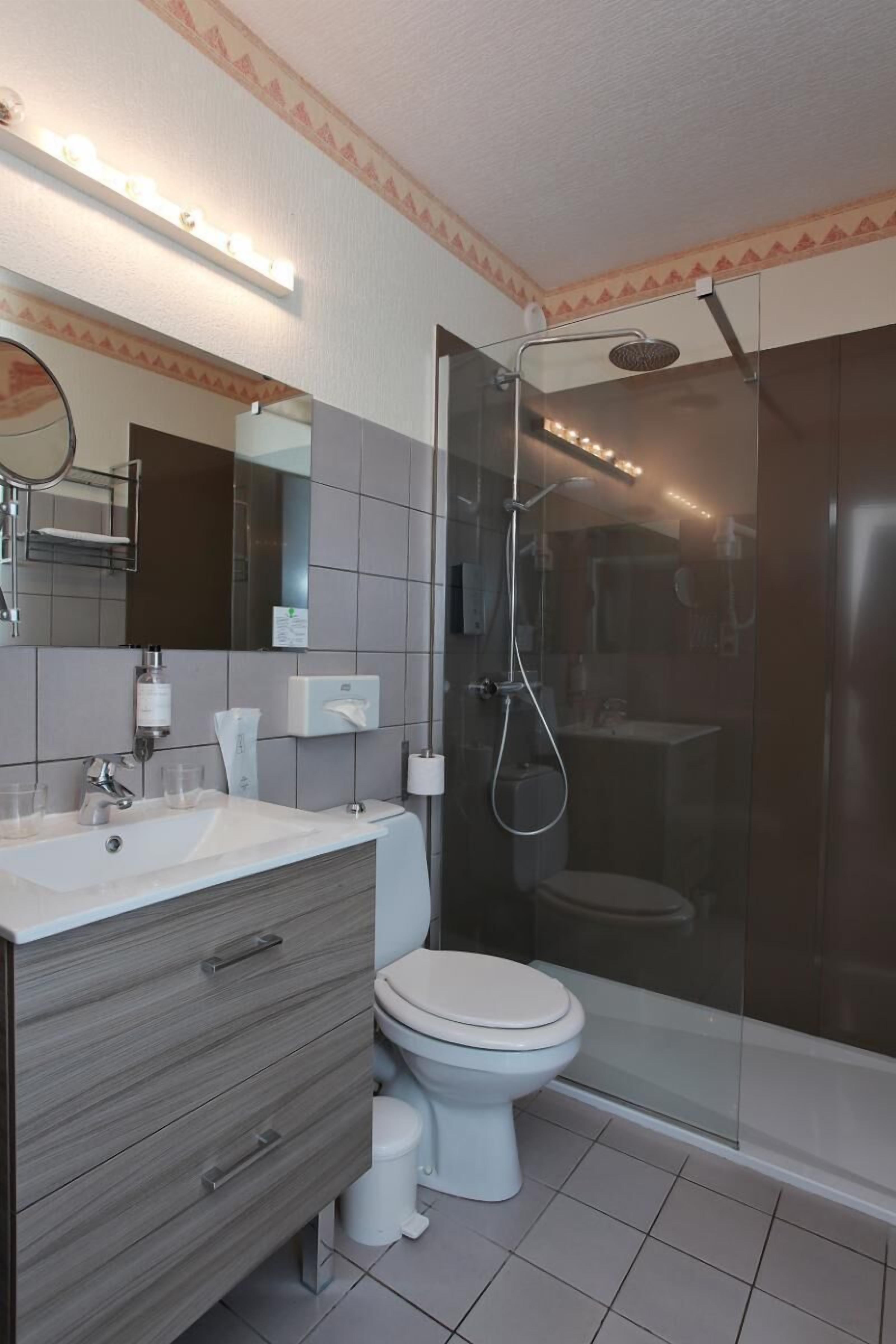 deep-soaking bathtub, free toiletries, hair dryer