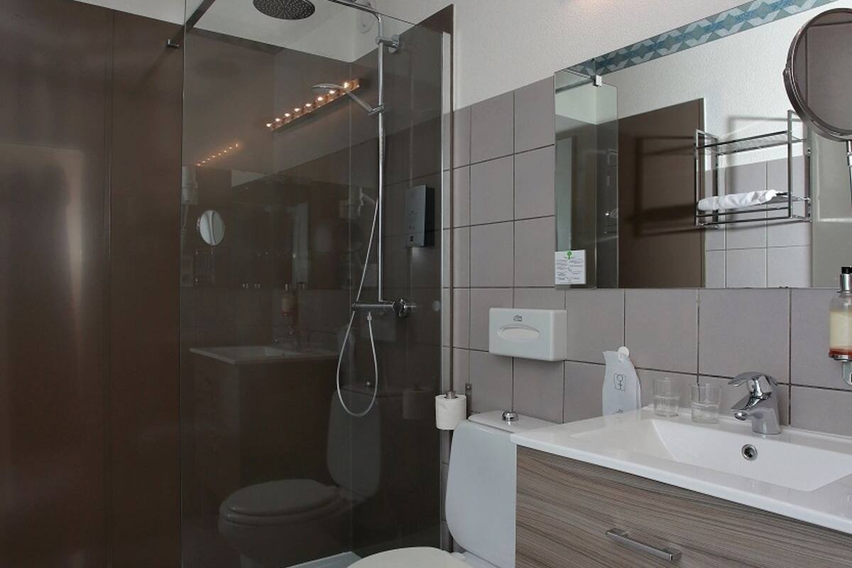 deep-soaking bathtub, free toiletries, hair dryer