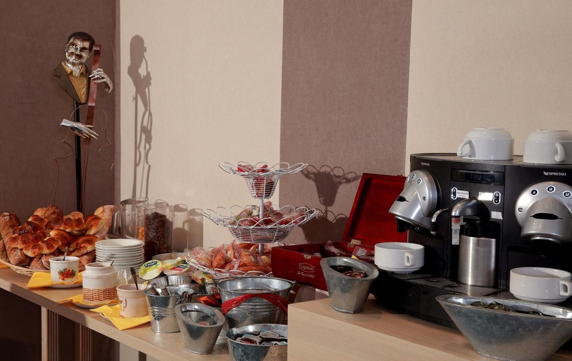 daily buffet breakfast for a fee